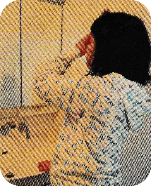 洗面所で身だしなみを整える女性